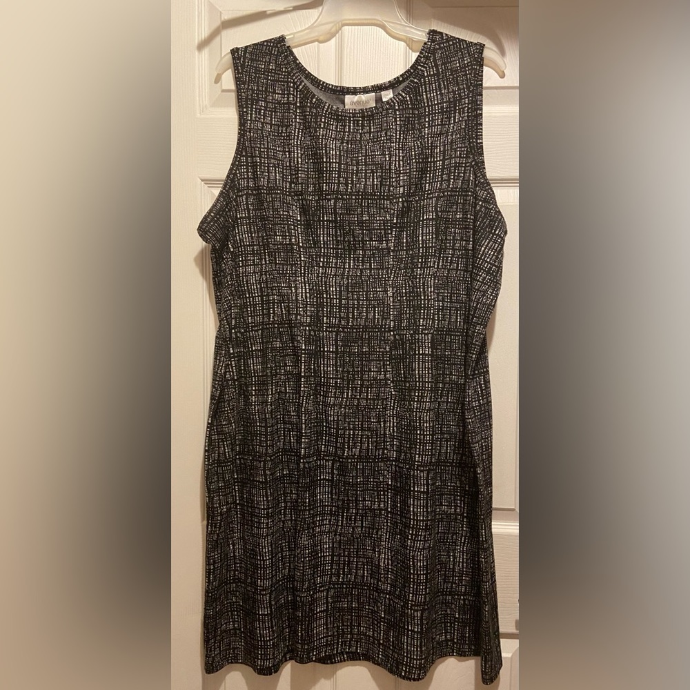 Avenue sleeveless dress. 22/24. Black and white